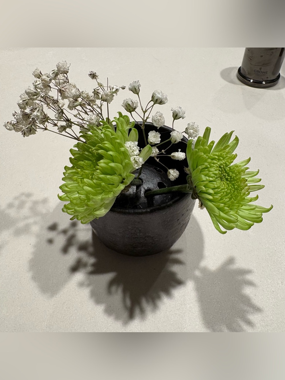 Ceramic flower bud vase cup with removable insert
